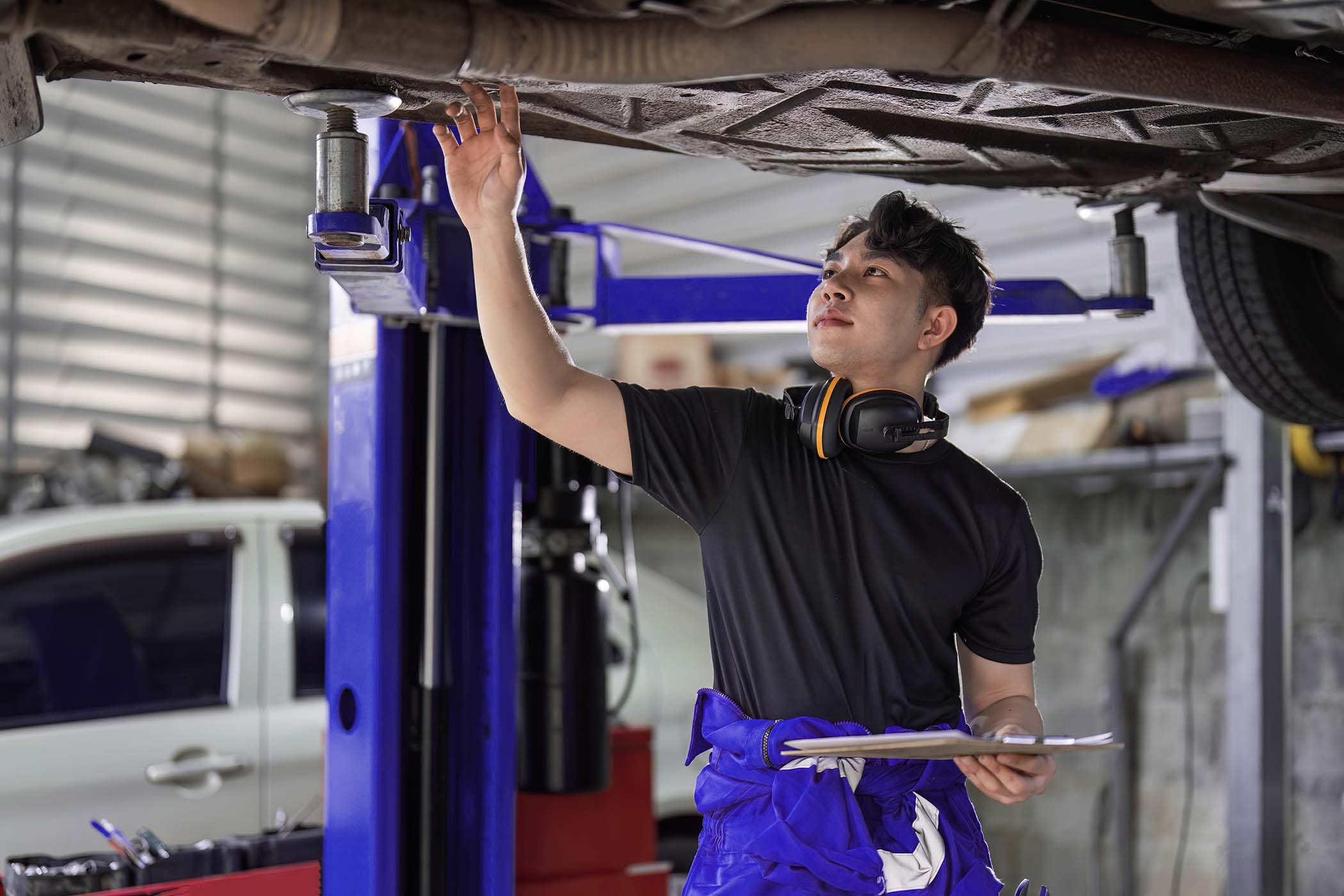 car-service-repair-maintenance-and-people-concep-4XFL85A.jpg