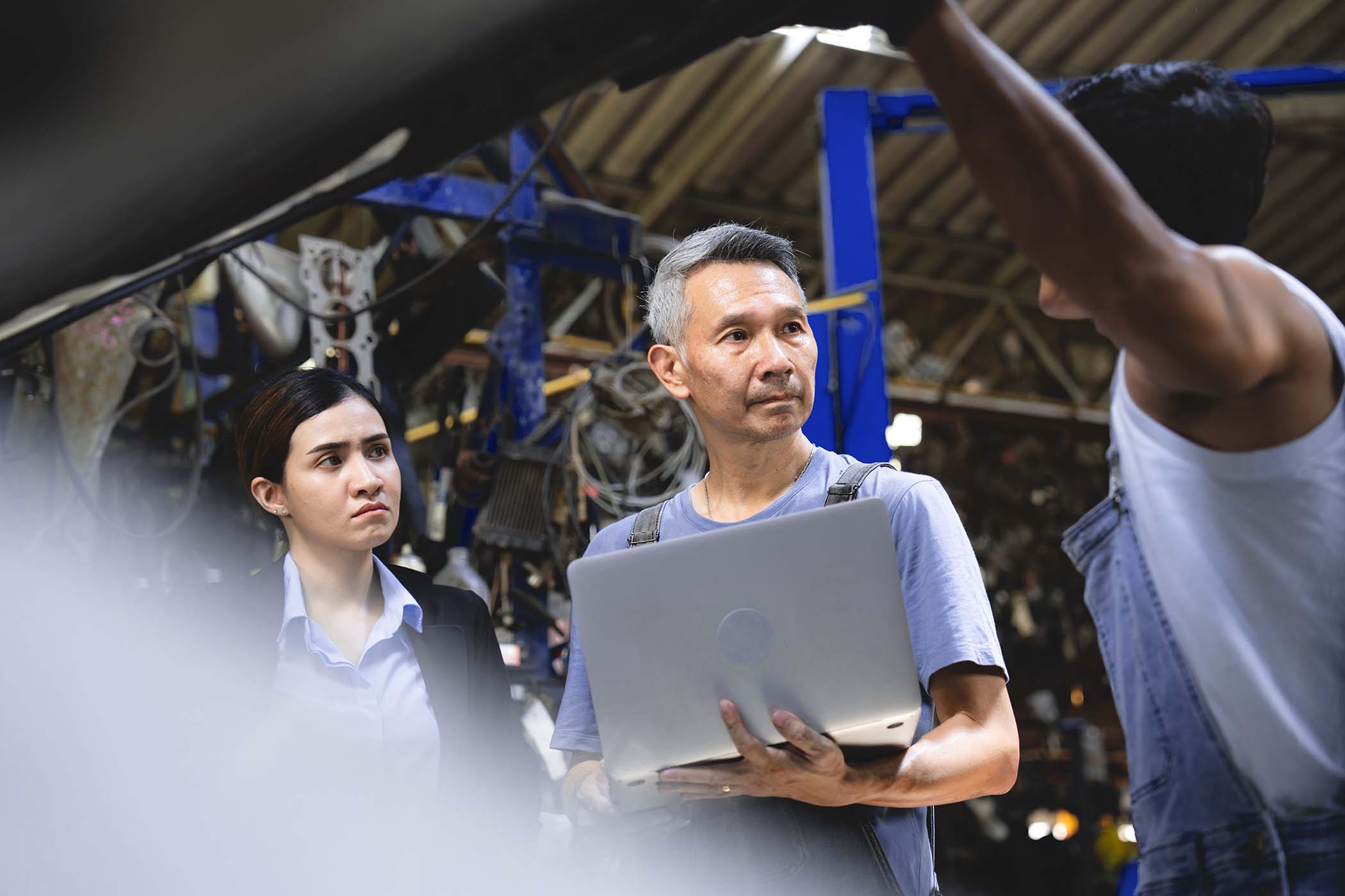 customer-talking-with-professional-mechanic-worker-JSJPCTV.jpg